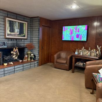 Curly Redwood Lodge - Hotels Near Me - Crescent City, California