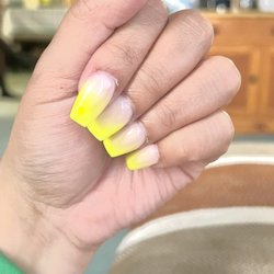 G Nails Bar - Neon yellow nail