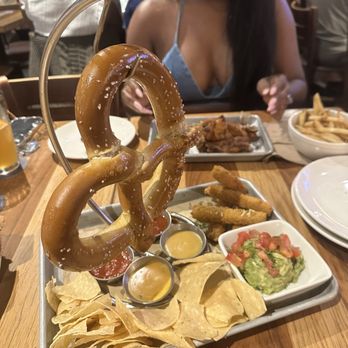 BJ's Restaurant & Brewhouse - Brewhouse Sampler - New American Near Me - Pearland, Texas