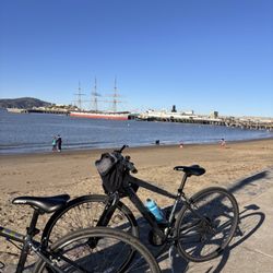Golden Gate Bridge Bike Rentals - Bikes in front of aquatic cove