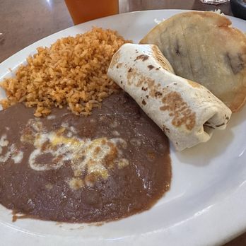 Reyna's Restaurant - Combo plate - Mexican Near Me - Lemoore, California Reyna's Restaurant - Combo plate - Mexican Near Me - Lemoore, California