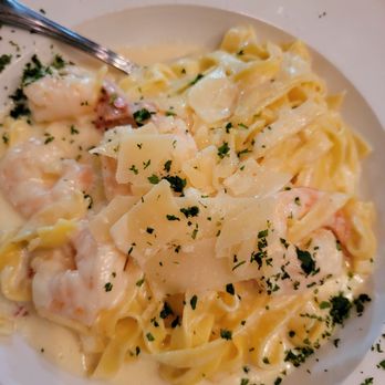 Mangia - Fettuccine alfredo with shrimp - Italian Near Me - Orlando, Florida Mangia - Fettuccine alfredo with shrimp - Italian Near Me - Orlando, Florida
