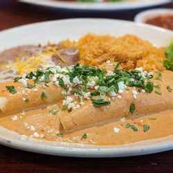 Pueblo Lindo - Chicken enchiladas de la crema