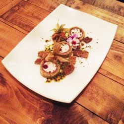 Lucifero Cucina & Cocktails - "Girella ai frutti rossi" semifreddo servito con gelato artigianale all'uva fragola
