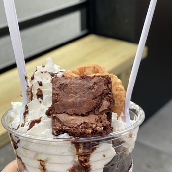 Scoop - Brownie sundae - Ice Cream & Frozen Yogurt Near Me - Richmond, Virginia Scoop - Brownie sundae - Ice Cream & Frozen Yogurt Near Me - Richmond, Virginia