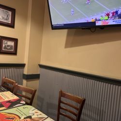 Wingstop - TVs to entertain