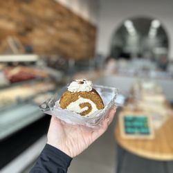 Le Quartier Bakery & Cafe - Omaha - Pumpkin roll cake