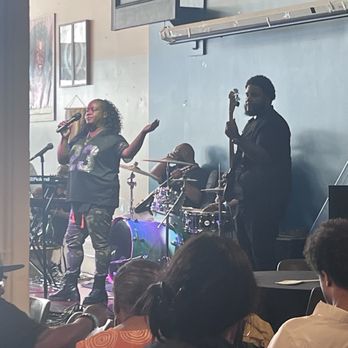Everett & Jones Barbeque - Sunday Gospel Brunch - host - American Near Me - Oakland, California Everett & Jones Barbeque - Sunday Gospel Brunch - host - American Near Me - Oakland, California