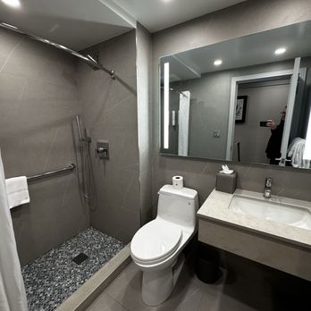 Belvedere Hotel - Bathroom (deluxe room) - Hotels Near Me - New York, New York Belvedere Hotel - Bathroom (deluxe room) - Hotels Near Me - New York, New York