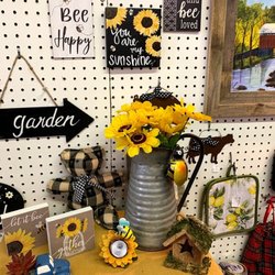 Unique Antiques Warehouse - Decorative items and handmade crafts.