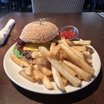Central Wharf - Smash Burger with added bacon - Bars Near Me - Boston, Massachusetts