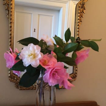 Fairholme Manor - Fresh flowers everywhere! - Bed & Breakfast Near Me - Victoria, British Columbia