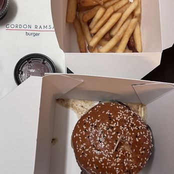 Gordon Ramsay Burger Las Vegas - Wagyu burger and French fries - Burgers Near Me - Las Vegas, Nevada Gordon Ramsay Burger Las Vegas - Wagyu burger and French fries - Burgers Near Me - Las Vegas, Nevada