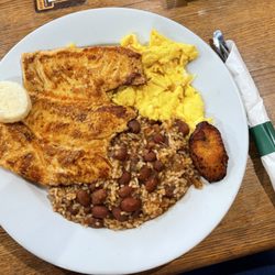Croissant Bakery Restaurant - Calentado con pollo y huevo revuelto