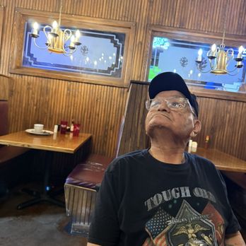 Shumardii's - Dad admiring the ceiling - American Near Me - Bonham, Texas