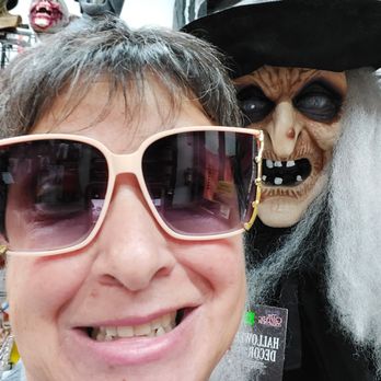 Scary Perrys - Who's cripier me or the one behind me. I think we are equal, lol - Costumes Near Me - rockford, Illinois