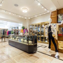 What Goes Around Comes Around - Discover iconic vintage and authentic designer bags at 9520 Brighton Way in Beverly Hills. Walk in or book--your dream piece is waiting.