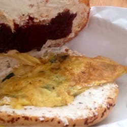 Viva Bagels - Bagel de omelette de huevo con espinacas, queso de cabra y tomate deshidratado