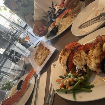 Rendezvous - King crab and cold water lobster tails with a side of garlic bread - Seafood Near Me - Fort Lauderdale, Florida Rendezvous - King crab and cold water lobster tails with a side of garlic bread - Seafood Near Me - Fort Lauderdale, Florida