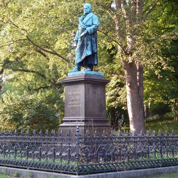 Gaußberg-Park - Denkmal Gauß - Parks Near Me - Braunschweig, NI