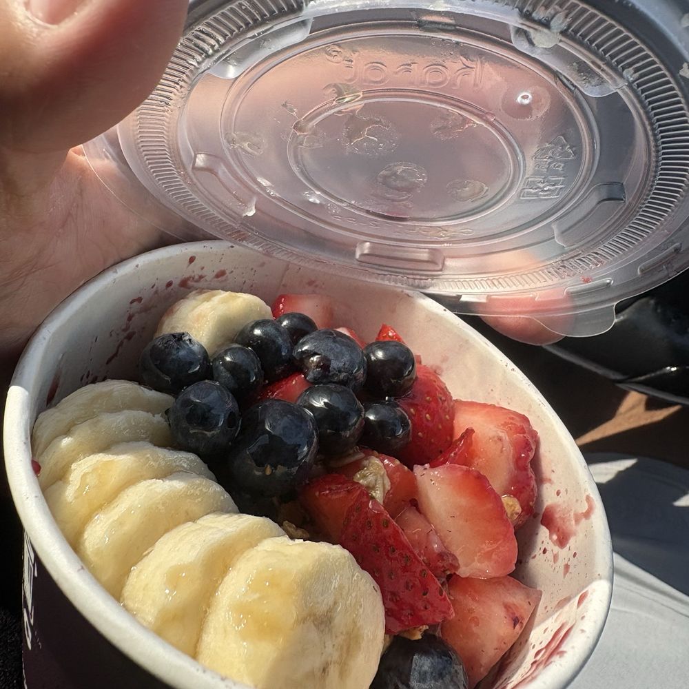 Acai Republic - Acai bowl surprised they messed up my order - Acai Bowls Near Me - Simi Valley, California