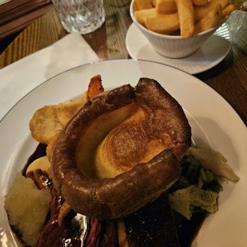The Queens Arms - Mixed roast dinner topped with Yorkshire pudding. - British Near Me - London, XGL The Queens Arms - Mixed roast dinner topped with Yorkshire pudding. - British Near Me - London, XGL