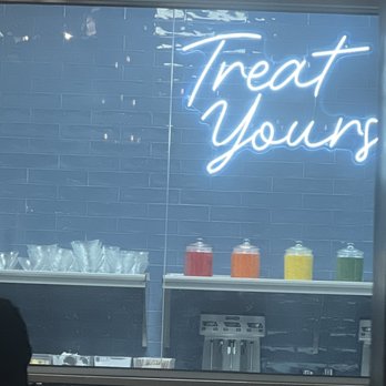 The Loaded Spoon - Decor - Cocktail Bars Near Me - Freehold, New Jersey