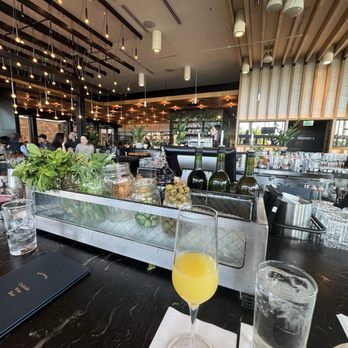 Earls Kitchen + Bar - The bar - New American Near Me - Miami, Florida