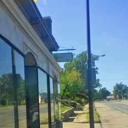 Daddy's Neighborhood Fresh Market - Small sign and store front.