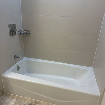 Skyline Lux Cleaning Services - Deep cleaned my bathtub - Home Cleaning Near Me