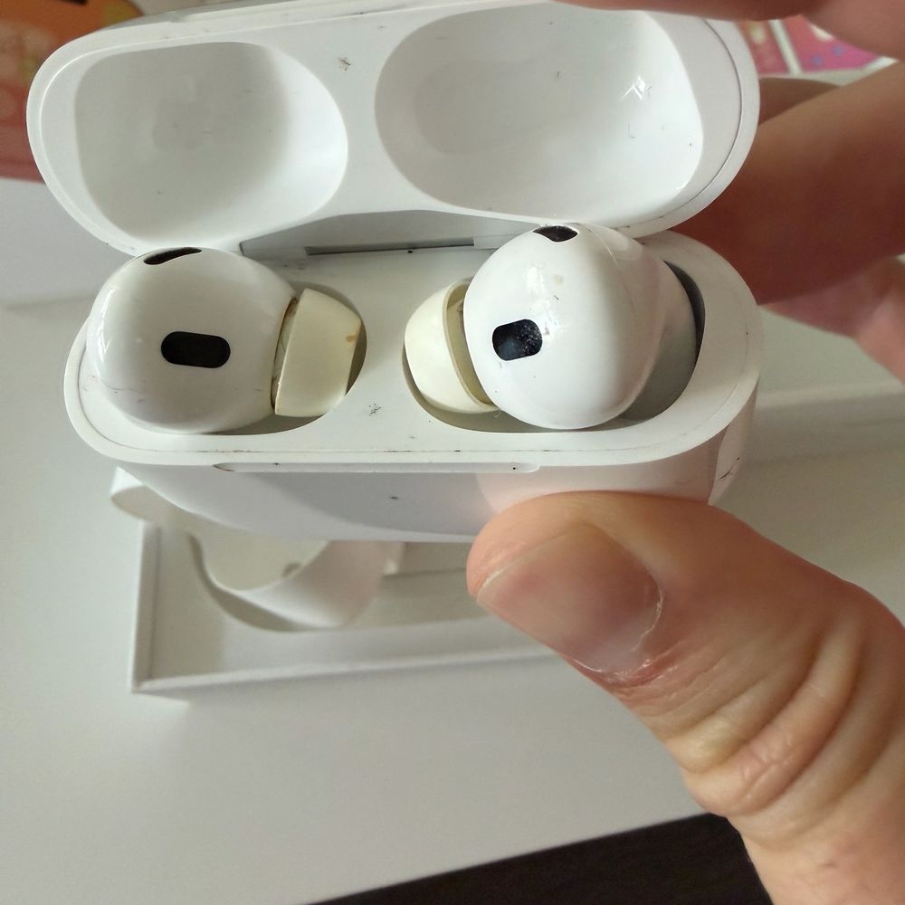 Apple Tower Theatre - Used, dirty "New" airpods pro 3 - Computers Near Me - Los Angeles, California