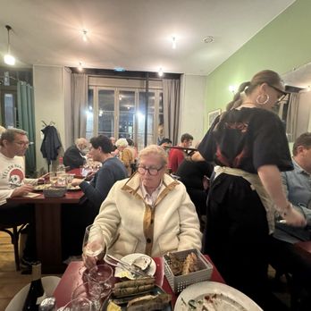 Le Petit Commerce - Nice ambiance with friendly service - French Near Me - Bordeaux, 33
