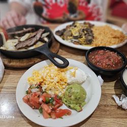Casa Perico - Lunch beef fajitas with setup