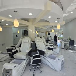 ECO Friendly Nail Spa - New chair for relaxing and calming
