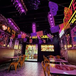 Desvelados - Inside restaurant