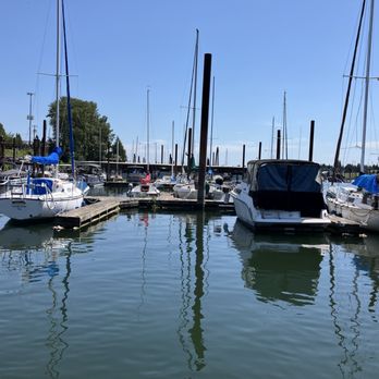 Island Cafe - Marina view - American Near Me - Portland, Oregon