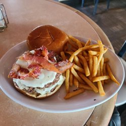 Bogey's Pub & Grille - Cheeseburger with bacon and provolone