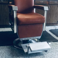 Roy's Barber Shop - Old school.