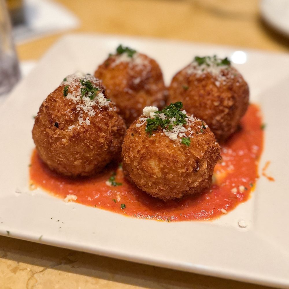 THE CHEESECAKE FACTORY Updated August 2024 873 Photos & 737 Reviews 2900 Clarendon Blvd