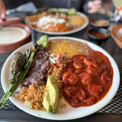 Caliente Kitchen And Bar - Carne asada con camarones