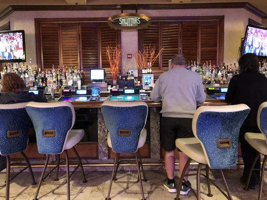 Shutters Bar by null