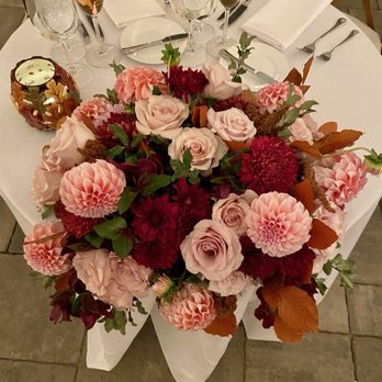 Karla Cassidy Designs - Sweetheart table - Florists Near Me Karla Cassidy Designs - Sweetheart table - Florists Near Me