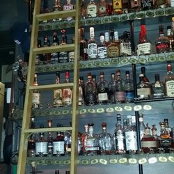 Saddle & Sabre Saloon & Steakhouse - Whiskey längs hela väggen.
