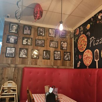 Gianna's Pizza - Photos of Famous New Yorkers on Wall - Pizza Near Me - Las Vegas, Nevada