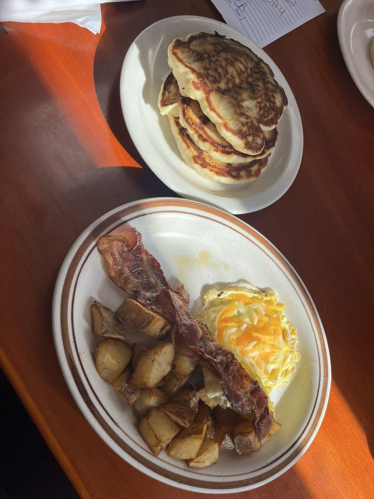 Mama's Family Cafe Logo