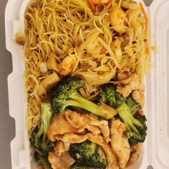 Fu Lai Kitchen - Singapore Mei Fun & Chicken Broccoli - Chinese Near Me - Brooklyn, New York