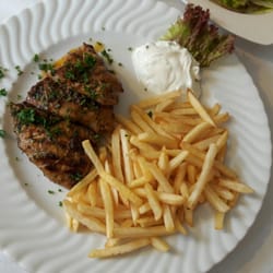 Taverne Bacchus - Schweinesteak mit Pommes und Tsatziki und Salatteller. ..Ebenfalls sehr lecker