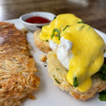 Cheeky's - Eggs Benedict with hashbrowns - Breakfast & Brunch Near Me - Palm Springs, California