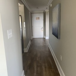 Bask - Hallway in queen suite - Hotels Near Me - Morehead City, North Carolina