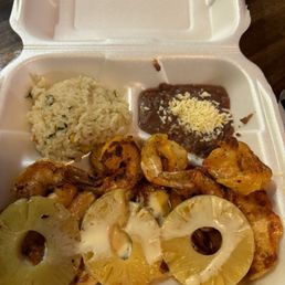 Pollo a La Pina Con Camaromes